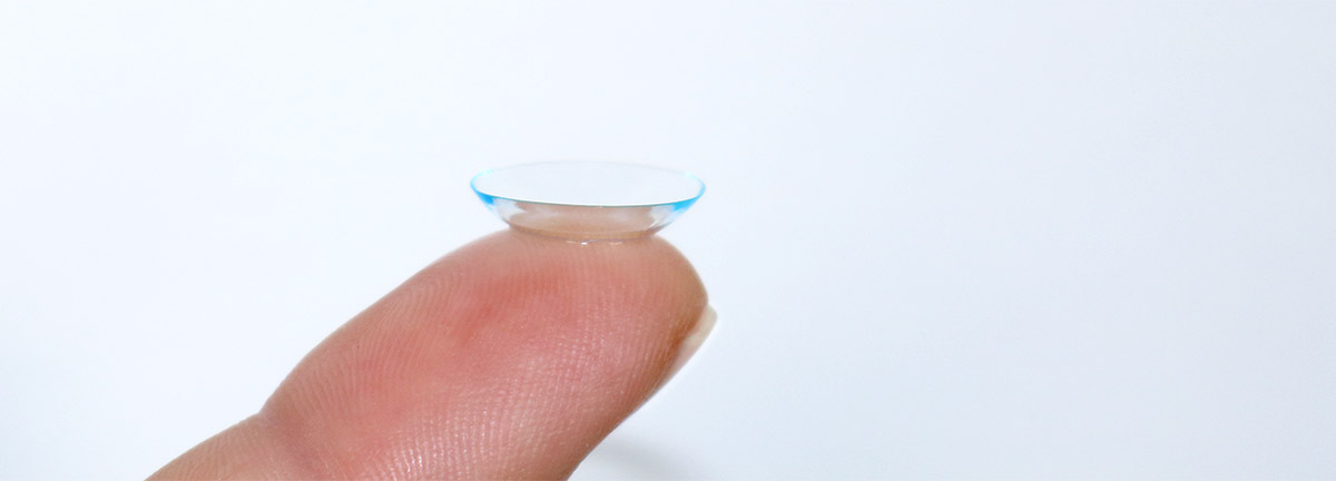 Optik am Rathaus Kontaktlinse auf Finger