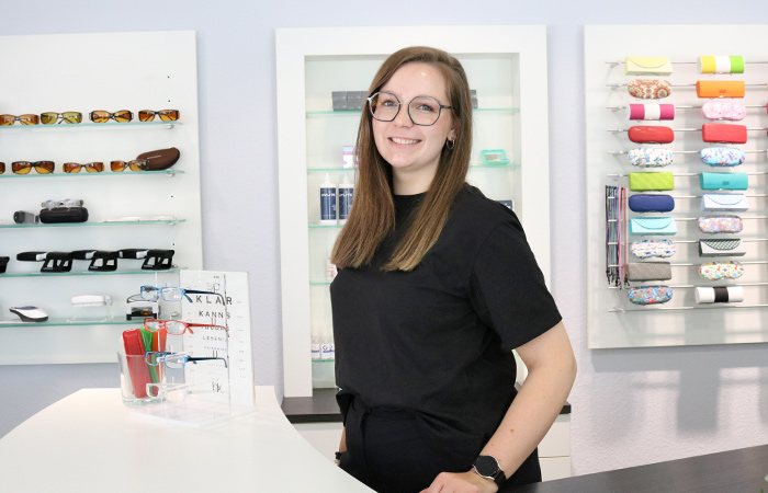 Augenoptikerin Celin Wiesenhütter