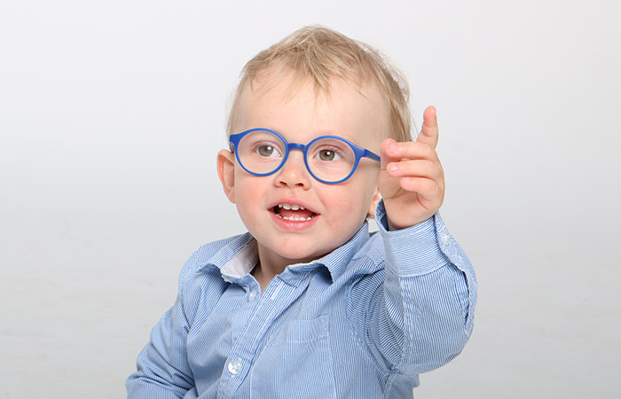 lachender Junge mit blauer Kinderbrille